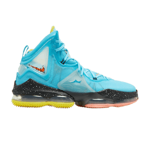 Nike LeBron 19 'Christmas'