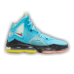 Nike LeBron 19 'Christmas'